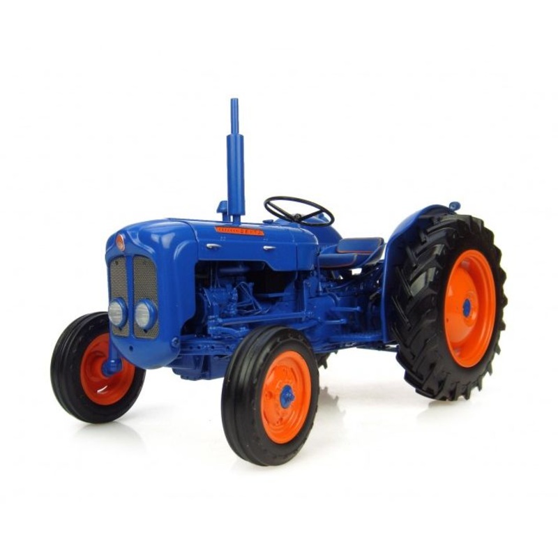 1/16 Fordson Dexta (1960-1962) by Universal Hobbies