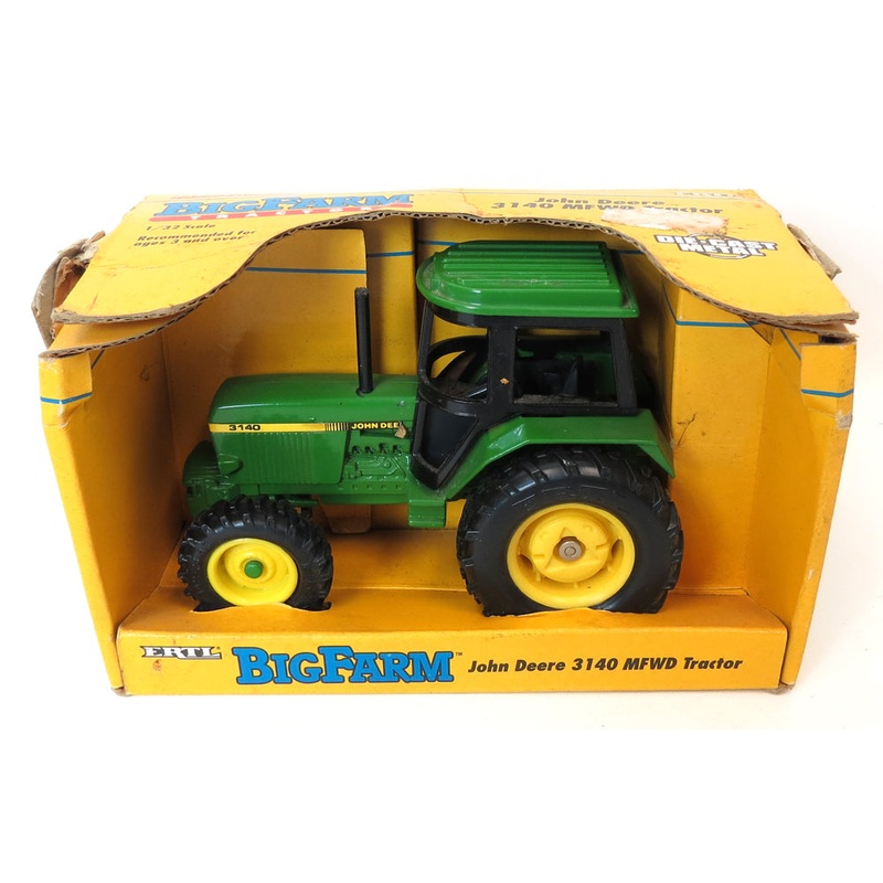 (B&D) 1/32 John Deere 3140 MFWD Tractor with Cab - Damaged Item