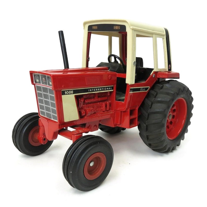 (B&D) 1/16 IH 1086 with Cab and Larger Wheels - Paint Chips