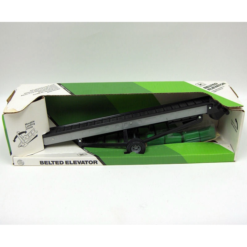 (B&D) 1/16 John Deere Elevator with 4 Bales - Damaged Box
